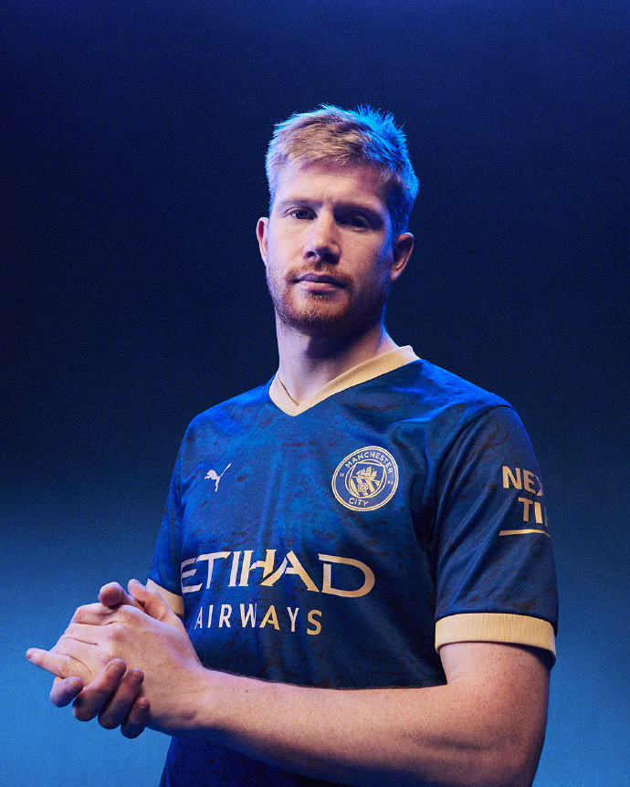 2-1逆转！超级后卫踢疯了，梅开二度导演逆袭，巴萨狂揽4连胜